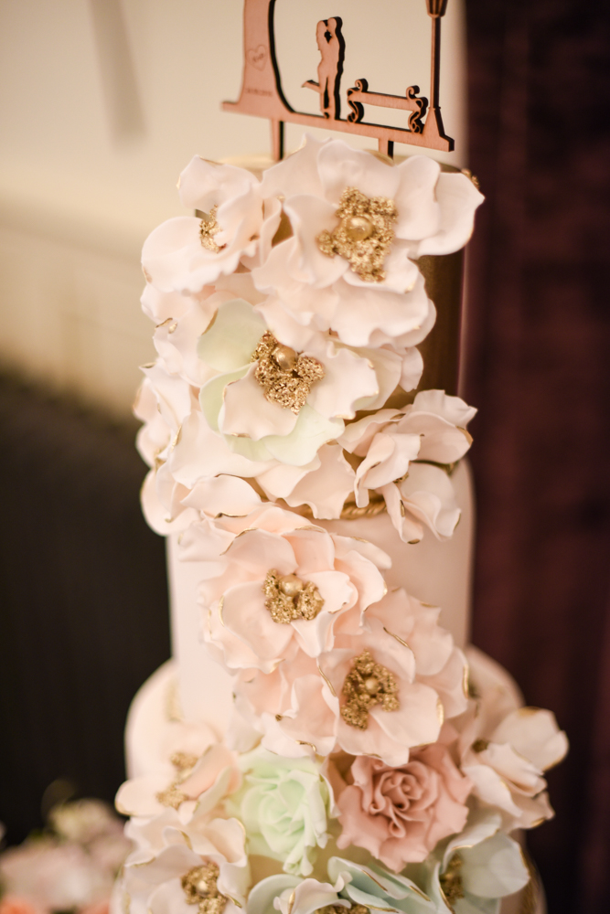 Cream and gold flowers on the wedding cake