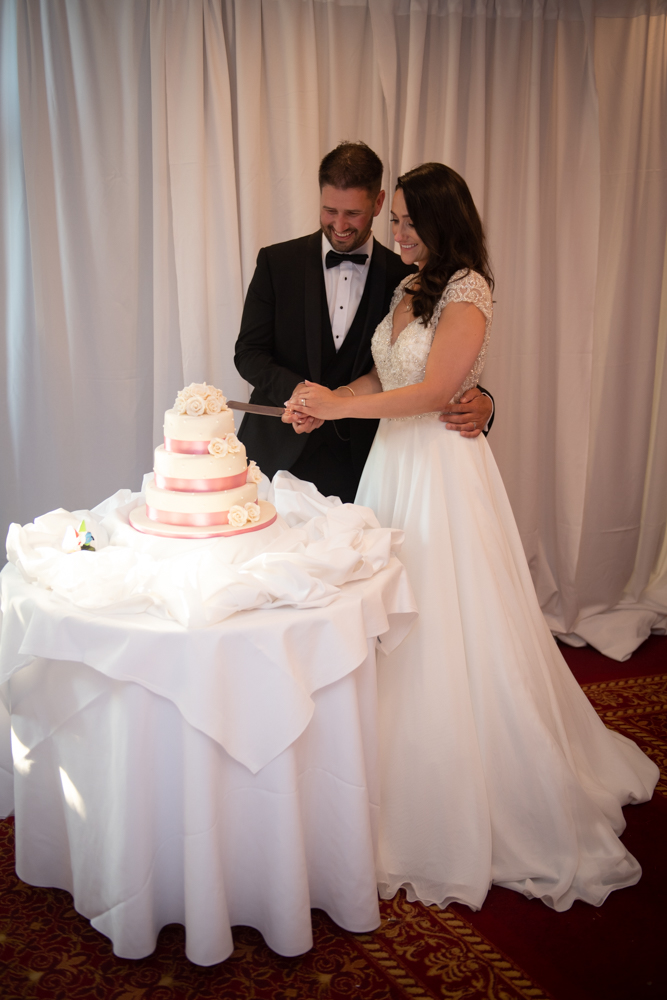 couple cutting the cake at radisson blu st helens photo by wedding photographers the fennells radisson blu wedding 